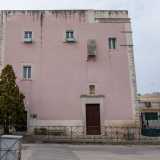 La osserviamo: � di fatto una torre. Ha una struttura compatta e massiccia, con pareti alte...